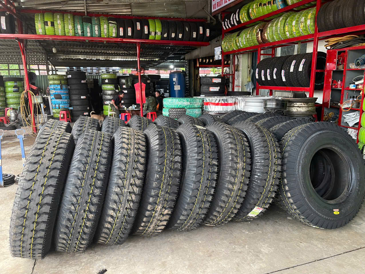 Lốp Xe Ô Tô Đắp: Giải Pháp Tiết Kiệm Cho Doanh Nghiệp Vận Tải